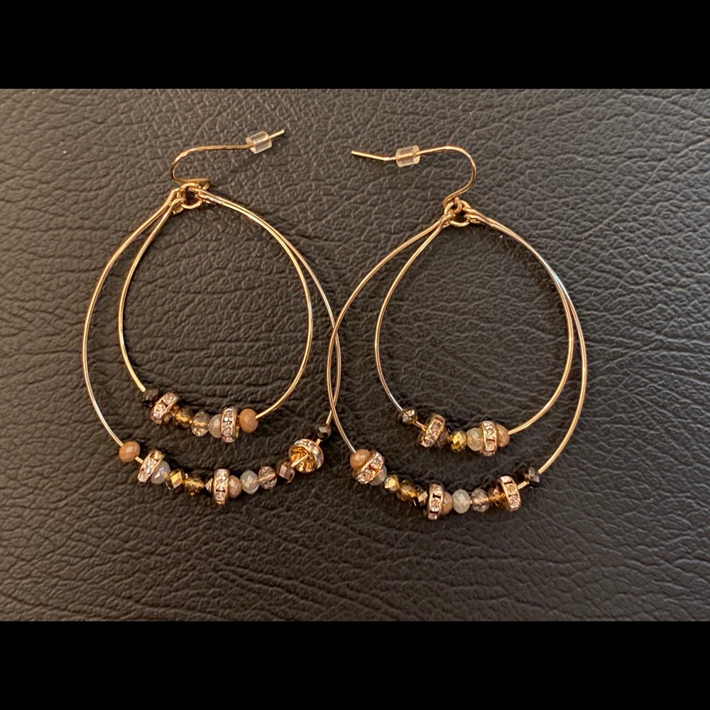 Gold toned hoop earrings🌟